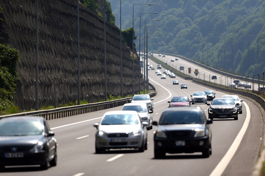 Almanya'da geçen yıla kıyasla yüzde 31,7 daha az araç trafiğe kaydedildi