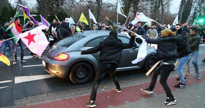 PKK/PYD yandaslari vatandaslarin arabasina saldirdi PKK/PYD yandaslari vatandaslarin arabasina saldirdi