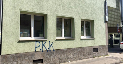 PKK yandaşları cami duvarına yazı yazıp kaçtı PKK yandaşları cami duvarına yazı yazıp kaçtı