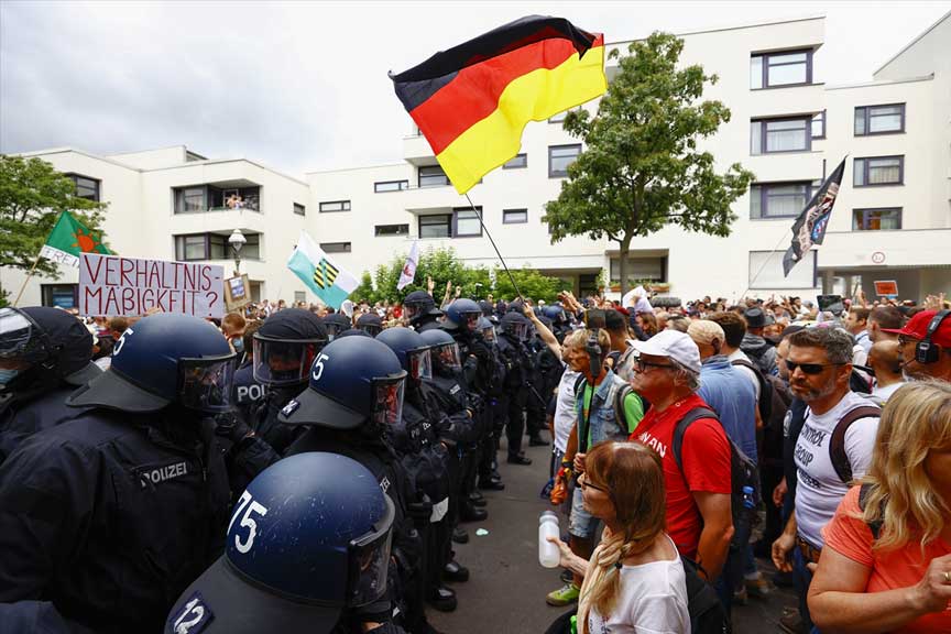 Berlin’deki Kovid-19 önlemleri protestosunda 600 kişi gözaltına alındı Berlin’deki Kovid-19 önlemleri protestosunda 600 kişi gözaltına alındı