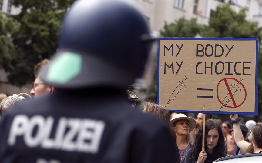 Berlin’de polis koronavirüs önlemleri karşıtı göstericilere müdahale etti