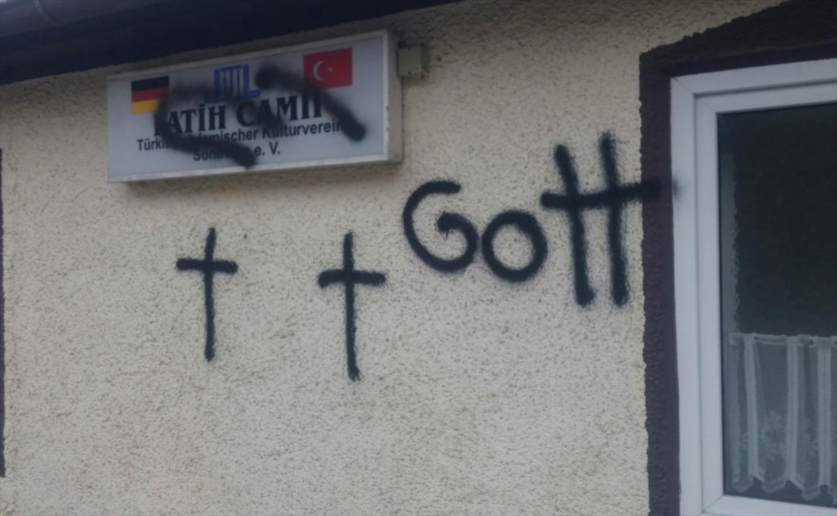 Sontheim'da cami duvarına boyayla haç çizildi Sontheim'da cami duvarına boyayla haç çizildi