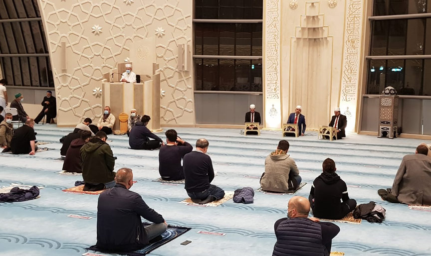 Teravih namazı salgın nedeniyle 8 rekat kılınacak Teravih namazı salgın nedeniyle 8 rekat kılınacak