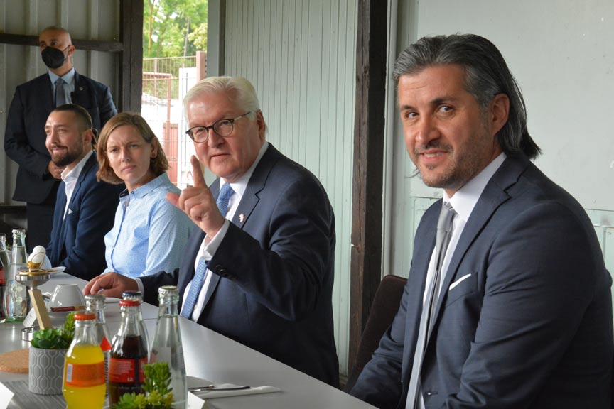 Cumhurbaşkanı Steinmeier Türkiyemspor kulübünü ziyaret etti