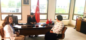 Başkonsolos Gürel koltuğunu çocuklara devretti Başkonsolos Gürel koltuğunu çocuklara devretti