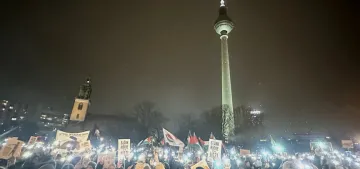 Berlin'de binlerce kişinin katılımıyla AfD karşıtı gösteri yapıldı Berlin'de binlerce kişinin katılımıyla AfD karşıtı gösteri yapıldı