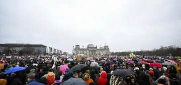 Almanya'da yüz binlerce kişi yine aşırı sağa karşı gösteri yaptı Almanya'da yüz binlerce kişi yine aşırı sağa karşı gösteri yaptı