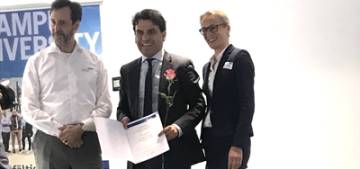 Ahmet Ünalan’a yılın öğretim üyesi ödülü verildi Ahmet Ünalan’a yılın öğretim üyesi ödülü verildi