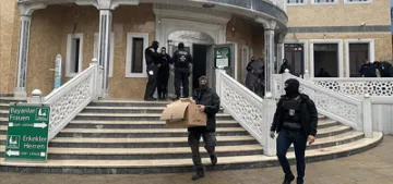 Berlin polisinin camiye botlarla girmesi tepkiyle karşılandı