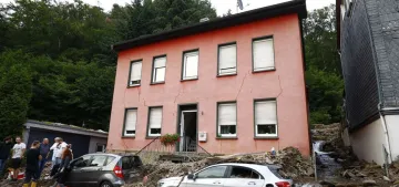 Eifel bölgesinde selden çöken 6 binada 30 kişi aranıyor