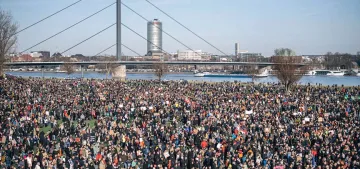 Almanya genelinde yüz binlerce kişi aşırı sağa karşı sokaklara çıktı