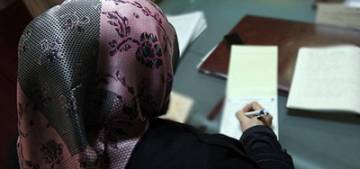 Almanya'da başörtülü siyasetçi aşırı sağcıların hedefi oldu Almanya'da başörtülü siyasetçi aşırı sağcıların hedefi oldu