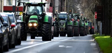 Almanya'da çiftçiler traktörlerle yolları kapattı Almanya'da çiftçiler traktörlerle yolları kapattı