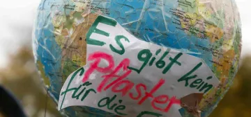 Almanya'da iklim aktivistlerinin eylemlerini tartışıyor