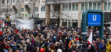 Stuttgart’ta 10 binden fazla kişi önlemleri protesto etti