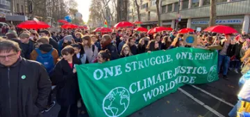 Köln’de küresel iklim grevi yürüyüşü düzenledi