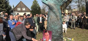 Almanya'da öldürülen Türk için anıt yapıldı Almanya'da öldürülen Türk için anıt yapıldı