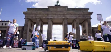 Almanya'da seyahat acentesi çalışanları eylem yaptı Almanya'da seyahat acentesi çalışanları eylem yaptı