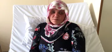 Almanya'da başörtülü kadına sokak ortasında irkci saldırı Almanya'da başörtülü kadına sokak ortasında irkci saldırı