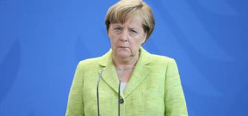 Merkel'in aracina miting sirasinda saldiri