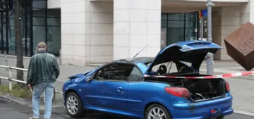 Arabayla SPD binasına girdi