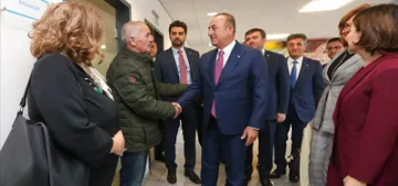 Bakan Çavuşoğlu Düsseldorf’ta vatandaşlarla buluştu
