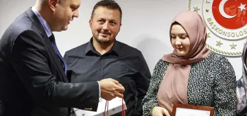 Berlin’de liseyi başarıyla bitiren 2 Türk öğrenci ödüllendirildi Berlin’de liseyi başarıyla bitiren 2 Türk öğrenci ödüllendirildi
