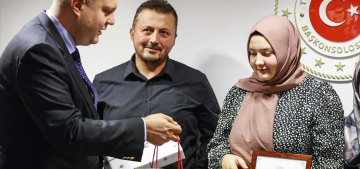 Berlin’de liseyi başarıyla bitiren 2 Türk öğrenci ödüllendirildi