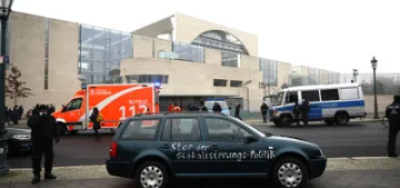 Başbakanlık binasına araçla saldırı girişimi Başbakanlık binasına araçla saldırı girişimi