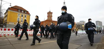 Başkent Berlin'de koronavirüs tedbirleri protesto edildi Başkent Berlin'de koronavirüs tedbirleri protesto edildi