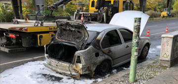 Berlin Büyükelçiliği'ne ait diplomatik plakalı araç kundaklandı Berlin Büyükelçiliği'ne ait diplomatik plakalı araç kundaklandı