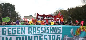 Almanya'da aşırı sağcıları protesto eylemleri devam ediyor