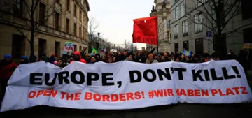 Berlin’de binlerce kişi sınırların açılması için yürüdü Berlin’de binlerce kişi sınırların açılması için yürüdü