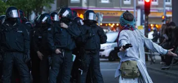 Berlin’de 1 Mayıs gösterisine polis müdahalesi Berlin’de 1 Mayıs gösterisine polis müdahalesi