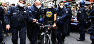 Berlin’de koronavirüs kısıtlamaları protesto edildi