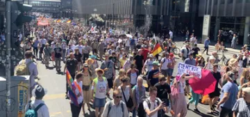 Berlin’de Kovid-19 kısıtlamaları protesto edildi