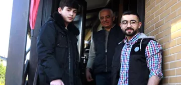 Berlin’de Müslüman gençlerden örnek davranış