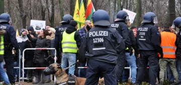 Berlin'de PYD/PKK yandaşlarına polis engeli Berlin'de PYD/PKK yandaşlarına polis engeli