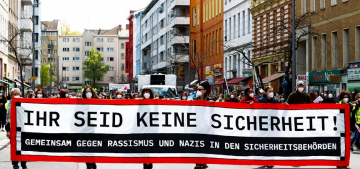 Berlin'de polise karşı protesto
