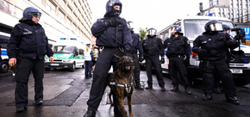 Berlin’de siyahi göstericiye polis şiddeti