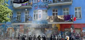 Berlin’de aşırı solcu gruplar bina işgal etti