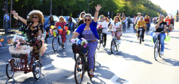 Berlin'de "Süslü Kadınlar Bisiklet Turu" yapıldı Berlin'de "Süslü Kadınlar Bisiklet Turu" yapıldı