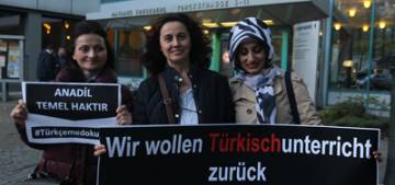 Berlin’de "Türkçeme dokunma" gösterisi Berlin’de "Türkçeme dokunma" gösterisi