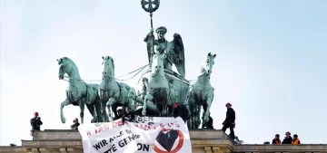 İklim aktivistleri Berlin’de gösteri yaptı İklim aktivistleri Berlin’de gösteri yaptı