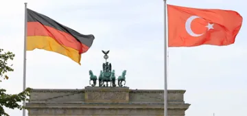 Berlin caddeleriinde Türk-Alman bayrakları
