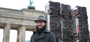 Brandenburg Kapısı’nda otobüs barikatları