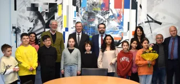 Bremen Eyalet Parlamento Başkanı koltuğunu çocuklara devretti Bremen Eyalet Parlamento Başkanı koltuğunu çocuklara devretti