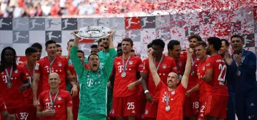 Münih taraftarlarıyla çifte şampiyonluğu kutladı