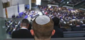 Almanya, soykırımından kurtulanlara yaklaşık 1 milyar Euro ödeyecek