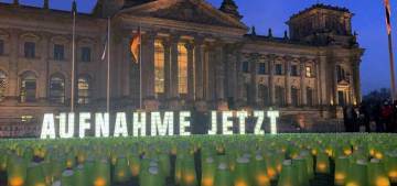 Göçmenler için Alman Meclisi önünde binlerce mum yakıldı